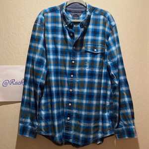 Tommy Hill figure long sleeve button down collar